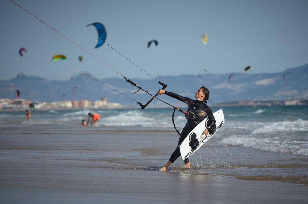 Kitesurfing di Tarifa (unsplash.com/vidarnm)