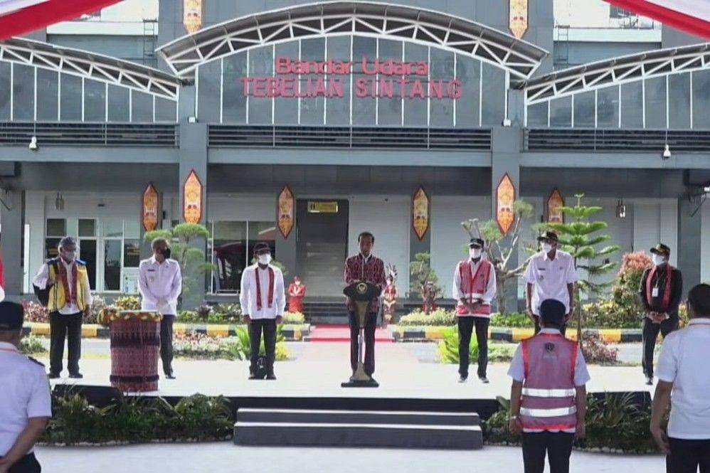 Presiden Jokowi dan Menhub BKS melakukan peresmian Bandara Tebelian, Sintang pada Rabu (8/12/2021). (youtube.com/Sekretariat Presiden)