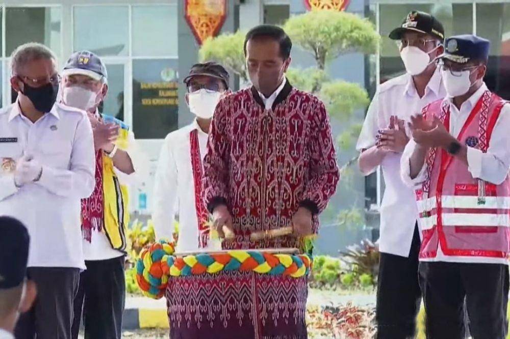 Presiden Jokowi dan Menhub BKS melakukan peresmian Bandara Tebelian, Sintang pada Rabu (8/12/2021). (youtube.com/Sekretariat Presiden)