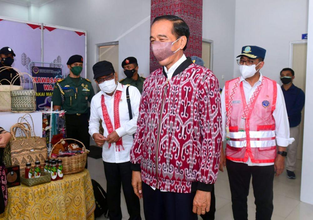 Momen Jokowi Dirayu Menteri-Gubernur Beli Jaket Motif Dayak Sintang