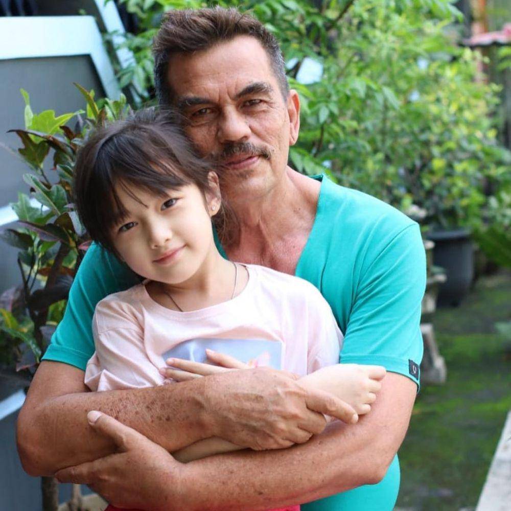 Shakeela Eleanor dan kakek (instagram.com/andhiiikapratama)