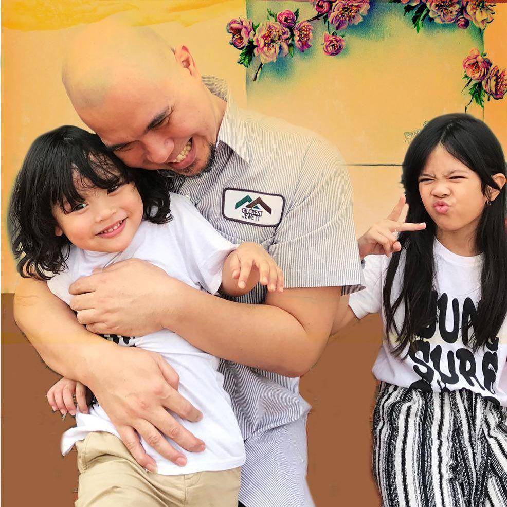 Ahmad Dhani dan buah hati (instagram.com/mulanjameela1)