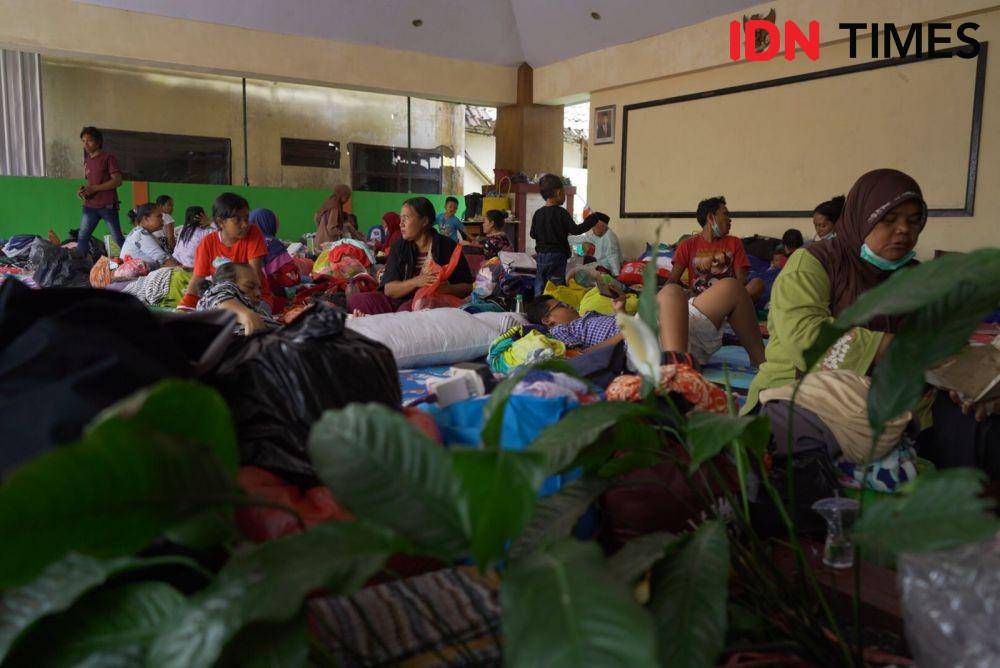 Suasana pengungsian warga korban erupsi Gunung Semeru di Kecamatan Candipuro pada Rabu (8/12/2021). (IDN Times/Aditya Mustaqim)