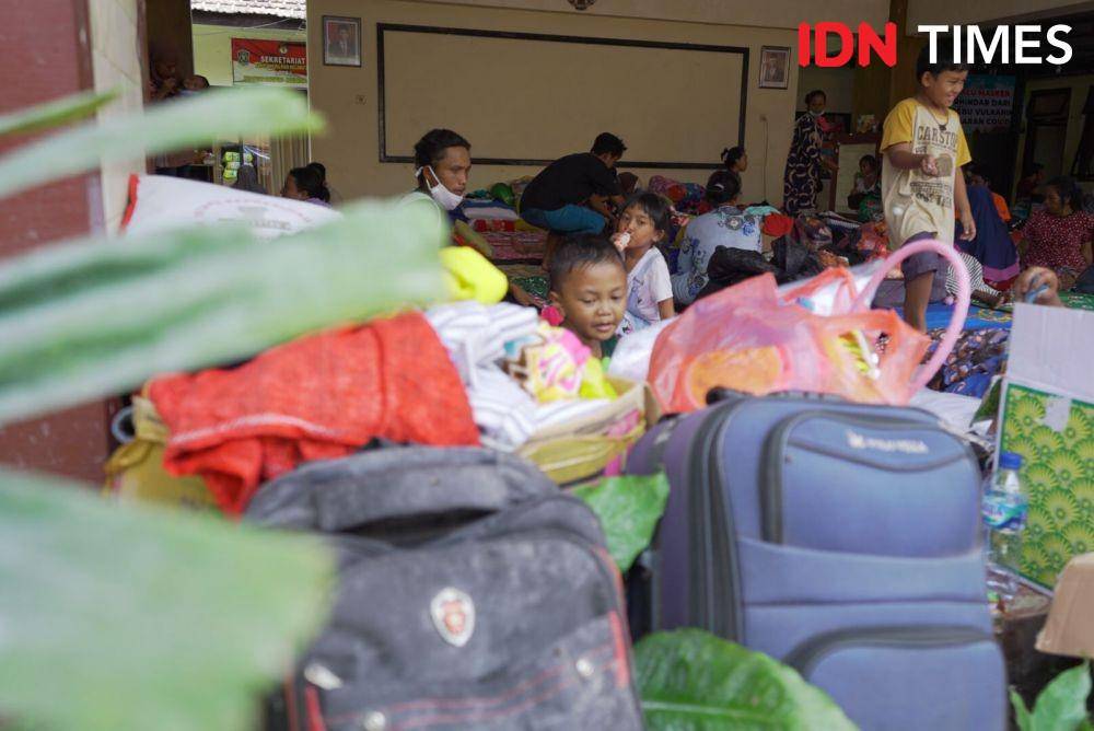Suasana pengungsian warga korban erupsi Gunung Semeru di Kecamatan Candipuro pada Rabu (8/12/2021). (IDN Times/Aditya Mustaqim)