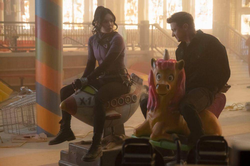 Hailee Steinfeld dan Jeremy Renner di serial Hawkeye (dok. Marvel Studios)