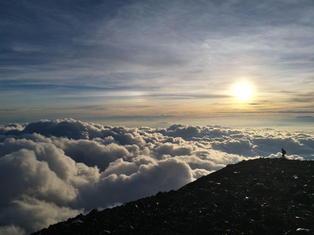 5 Gunung dengan Puncak Terindah di Indonesia, Ada Semeru!