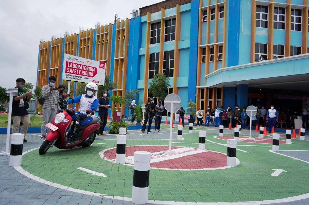 Safety Riding Lab Astra Honda di SMK Muhammadiyah 1 Kepanjen Kabupaten Malang, Jawa Timur (Dok. IDN Times)