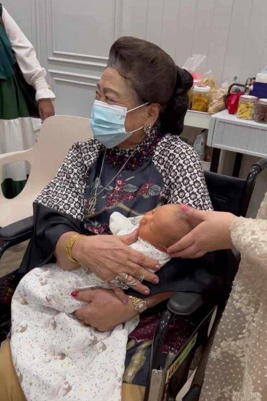 Mami Popon nenek Raffi Ahmad (Instagram.com/raffinagita1717)