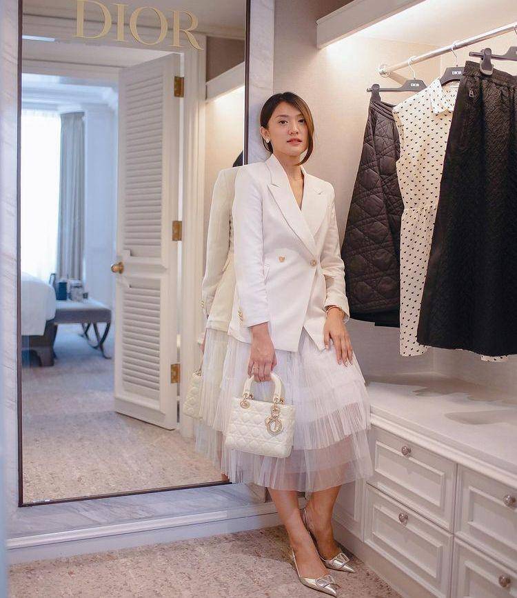 Seleb dior (Instagram.com/anisaaziza)