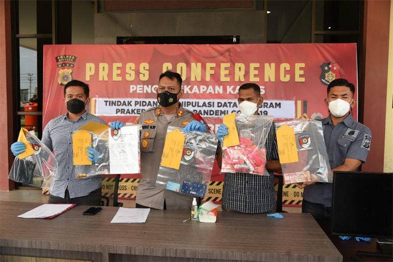 Dua warga ditangkap Polres Bireuen terkait manipulasi data untuk mengakses Program Prakerja. (Foto: Metroaceh.com)