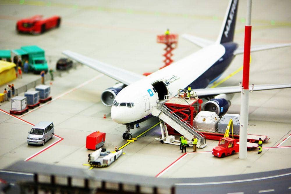 sebuah miniatur dan figur mini yang menggambarkan suasana bandara (pixabay.com/NilsW)