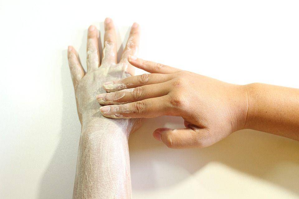 menggosok kulit berkali-kali (pixabay.com/Ib_Enjoy )