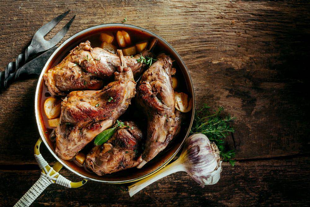 memanggang daging kelinci (cookslarder.co.uk)
