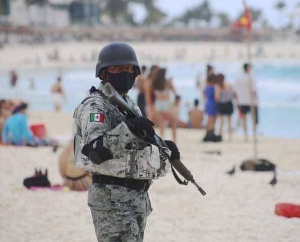 Tentara Meksiko yang diterjunkan pada kawasan wisata di Quintana Roo. (twitter.com/VIM_Media)