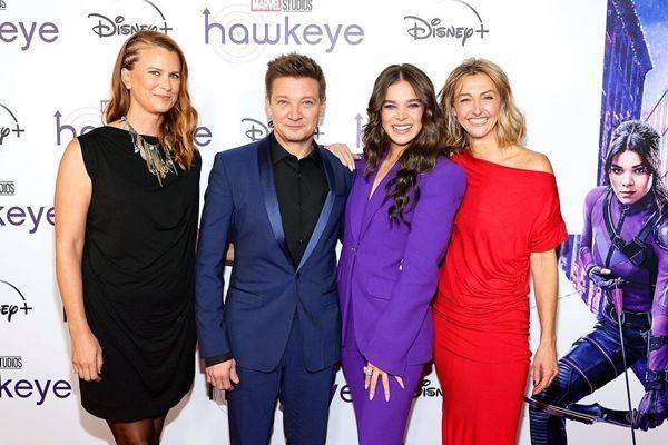 Bert, Jeremy Renner, Hailee Steinfeld, dan Bertie (instagram.com/bertbertiedirectors)