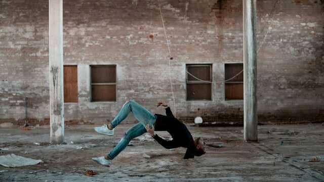 ilustrasi orang terjatuh (unsplash.com/John Fornander)