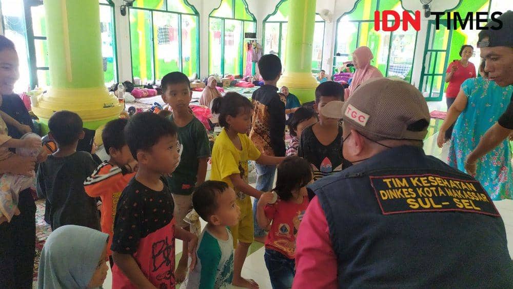Pemeriksaan kesehatan warga di lokasi pengungsian di Masjid Jabal Nur Antang. IDN Times/Sahrul Ramadan