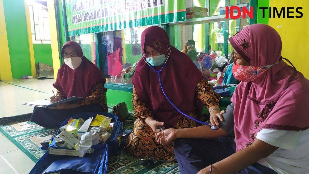 Pemeriksaan kesehatan warga di lokasi pengungsian di Masjid Jabal Nur Antang. IDN Times/Sahrul Ramadan