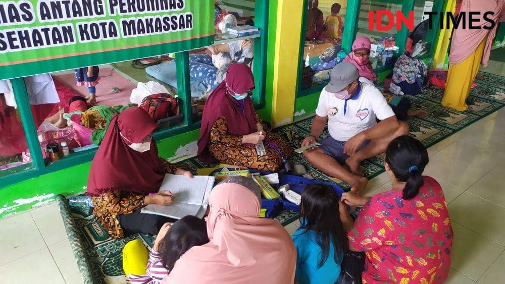 Pengungsi Banjir di Makassar Mulai Keluhkan Kondisi Sakit