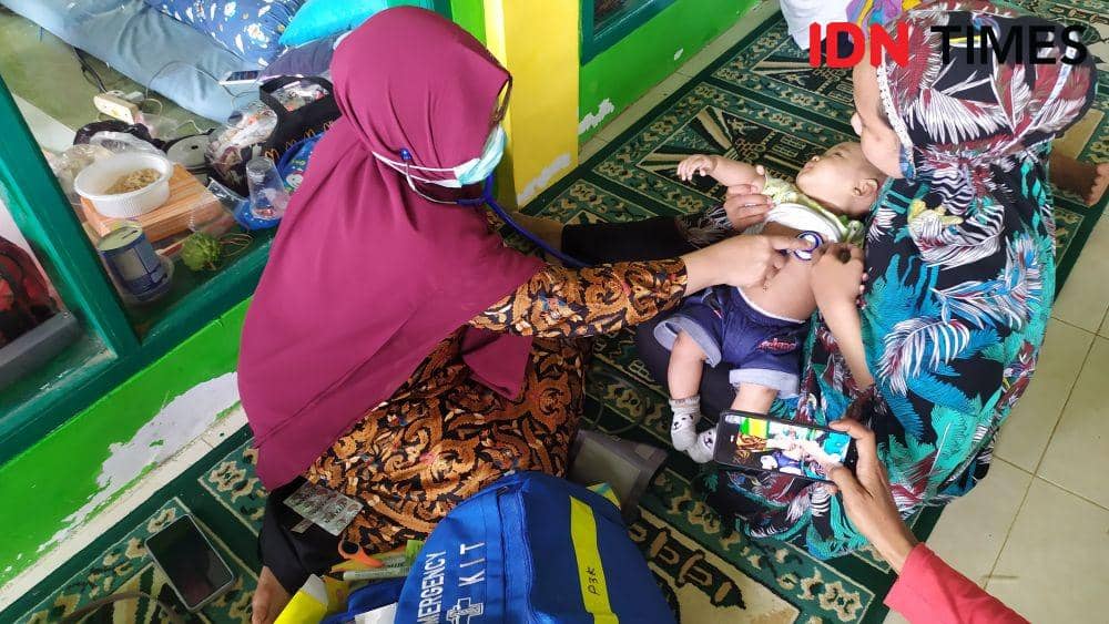 Pemeriksaan kesehatan warga di lokasi pengungsian di Masjid Jabal Nur Antang. IDN Times/Sahrul Ramadan