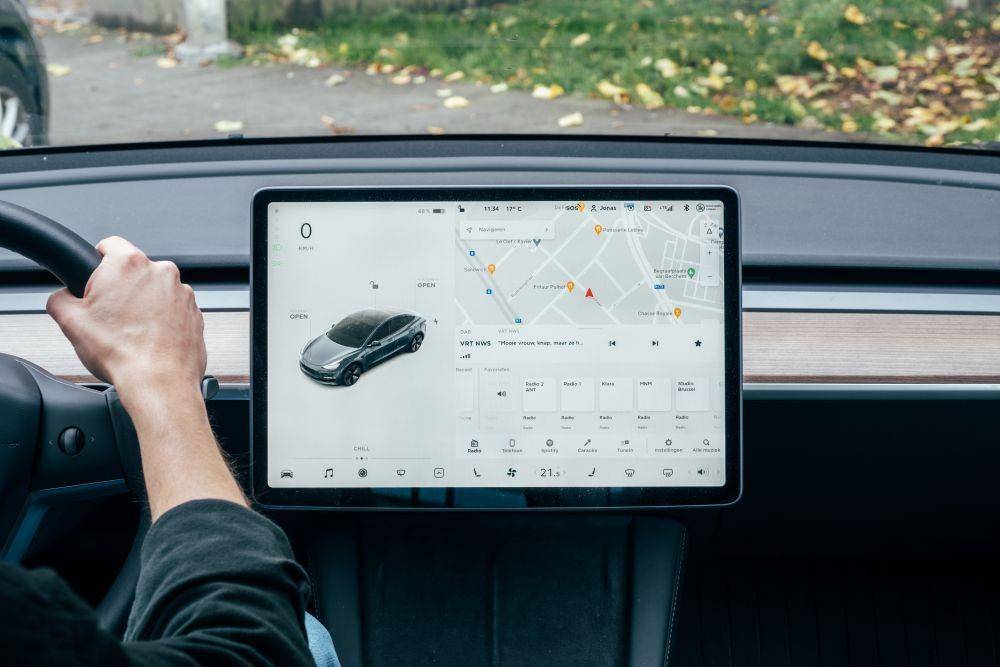 Interior mobil Tesla (unsplash/Jonas Leupe)