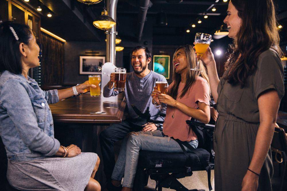 ilustrasi hang out bareng teman (pexels.com/ELEVATE)