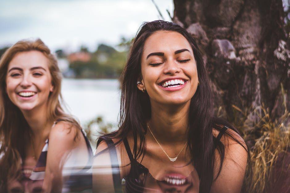 5 Zodiak yang Terkenal Memiliki Positive Vibe, Selalu Tampak Ceria!