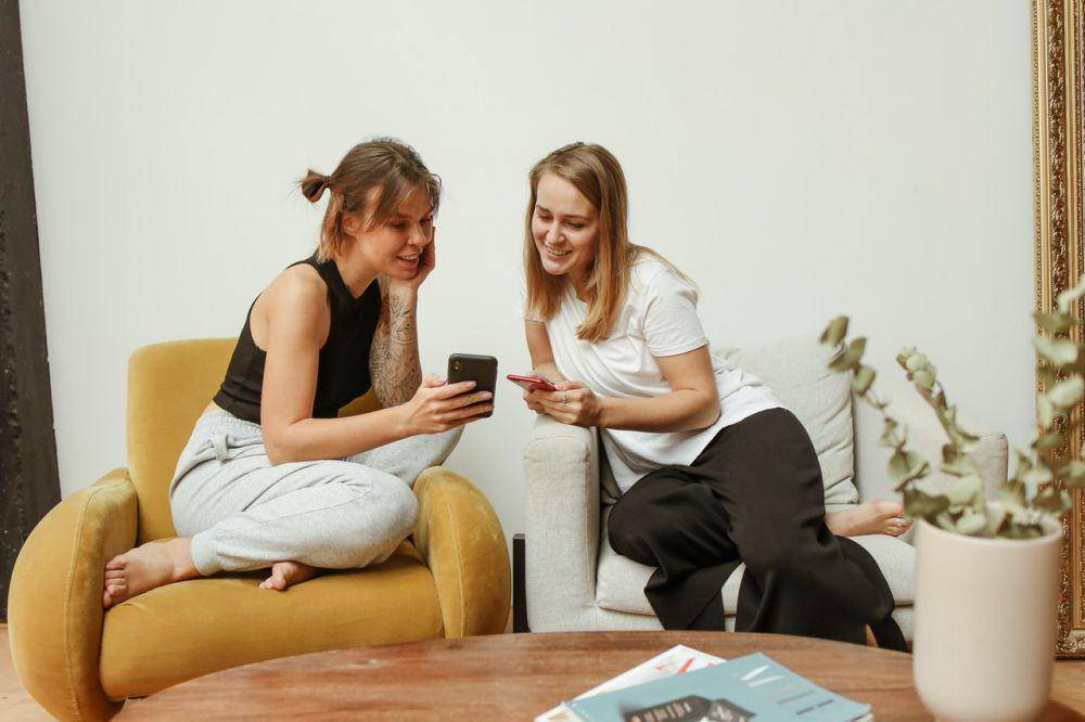 ilustrasi memegang smartphone (pexels.com/Polina Tankilevitch)