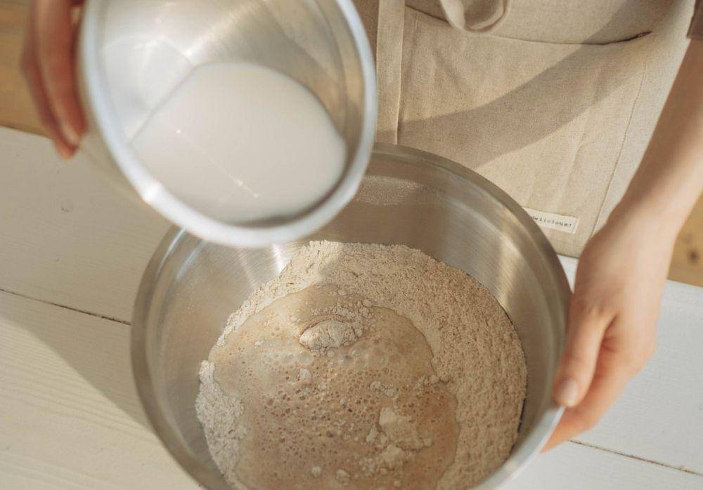 ilustrasi mencampurkan susu dengan tepung terigu (pexels.com/Ron Lach)