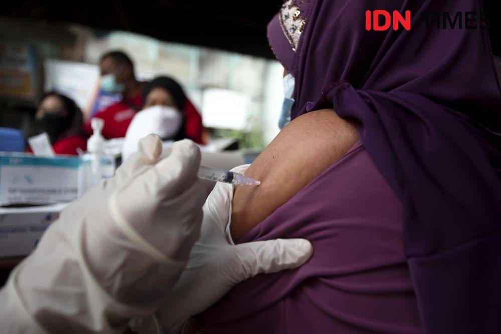 Ilustrasi vaksinasi pneumonia atau vaksin pneumokokus.