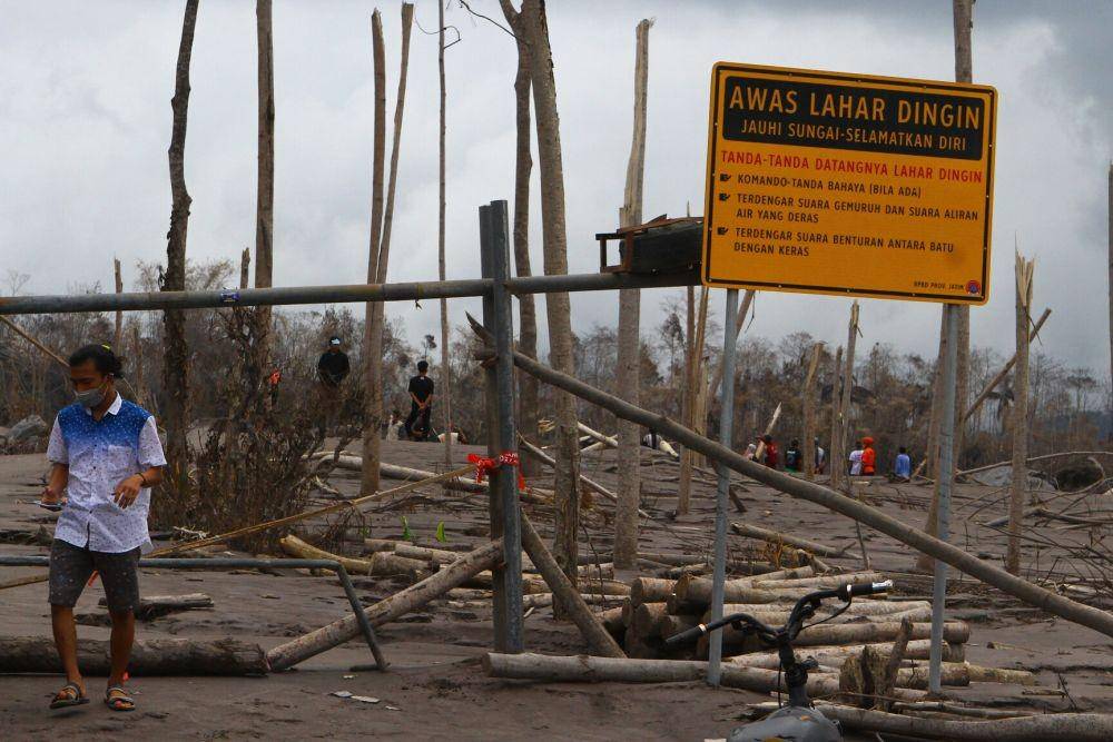 Wisatawan menerobos penghalang jalan untuk melihat dari dekat lokasi bencana letusan gunung Semeru di dusun Sumbersari, Pronojiwo, Lumajang, Jawa Timur, Kamis (9/12/2021). (ANTARA FOTO/Ari Bowo Sucipto)