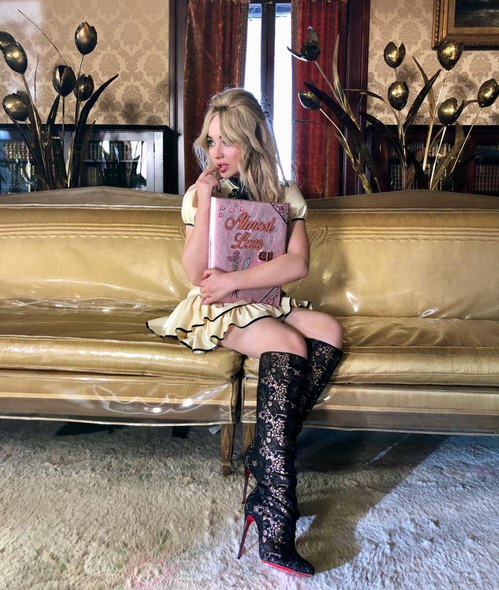 high heels ala Sabrina Carpenter (instagram.com/sabrinacarpenter)