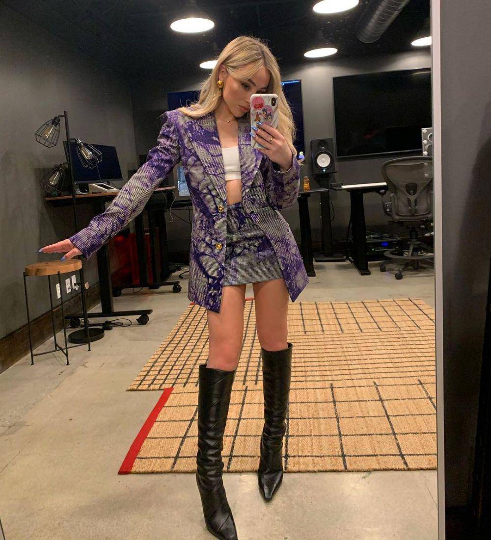 high heels ala Sabrina Carpenter (instagram.com/sabrinacarpenter)