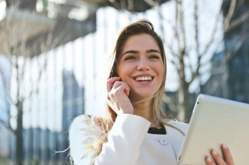 ilustrasi wanita tersenyum sambil menelpon (pexels.com/Andrea Piacquadio)