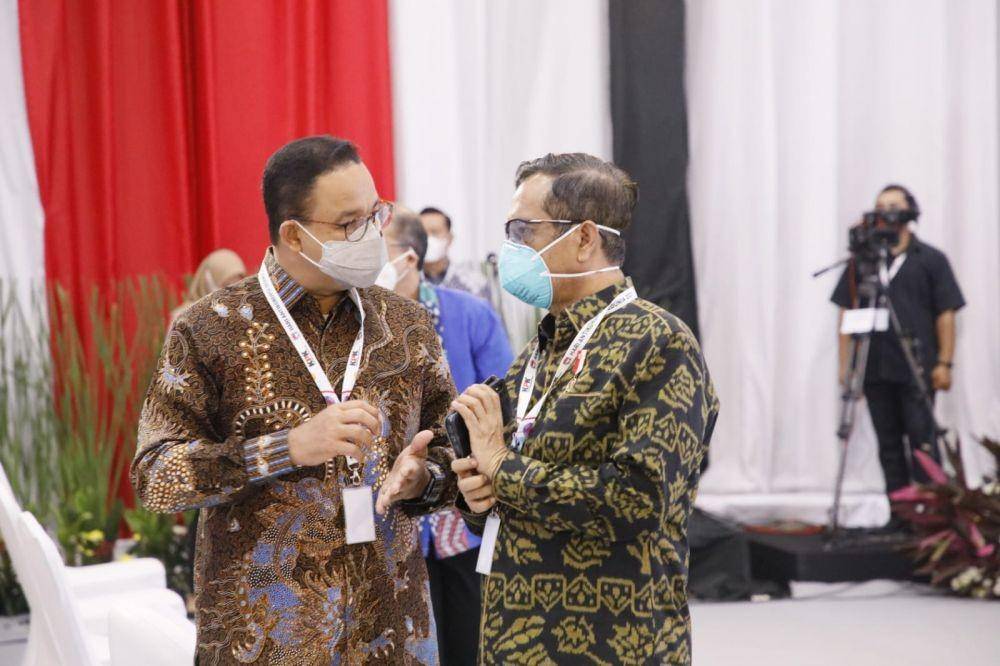 Gubernur DKI Jakarta Anies Baswedan dan Menkopolhukam Mahfud MD dalam acara Hari Anti Korupsi Sedunia 2021 pada Kamis (9/12/2021). (dok. Humas KPK)