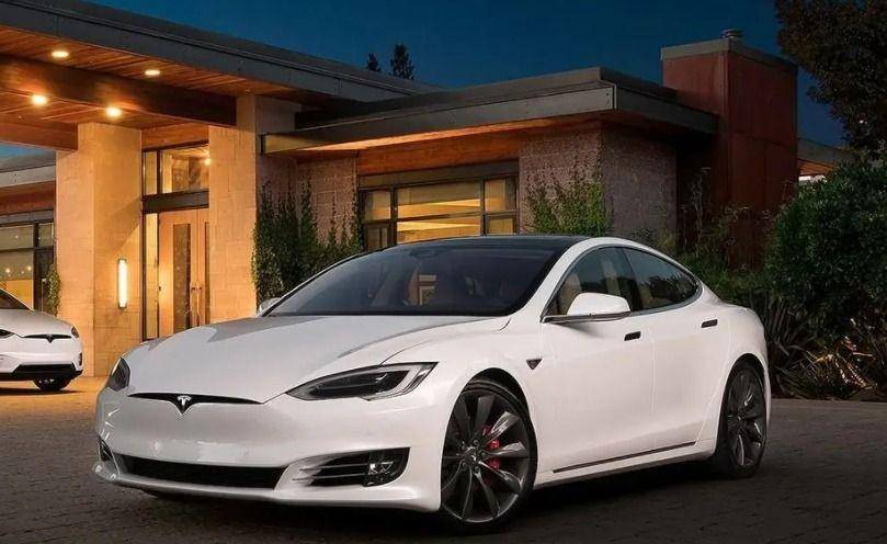 Tesla Model S (oto.com)