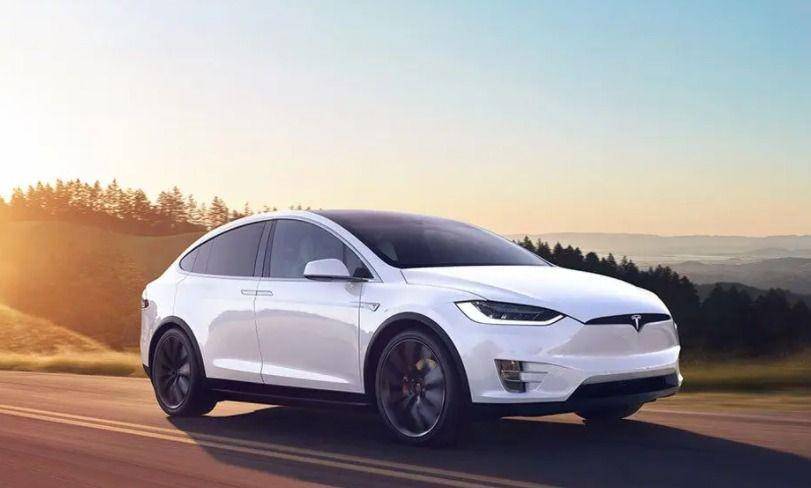 Tesla Model X (oto.com)