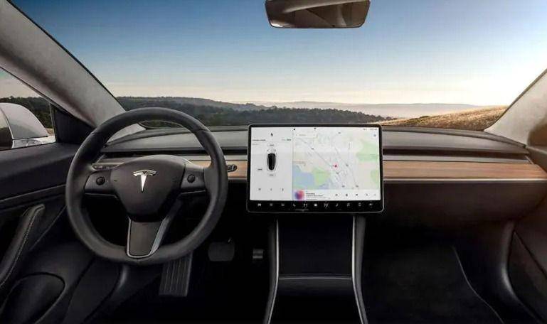 Interior mobil Tesla (oto.com)