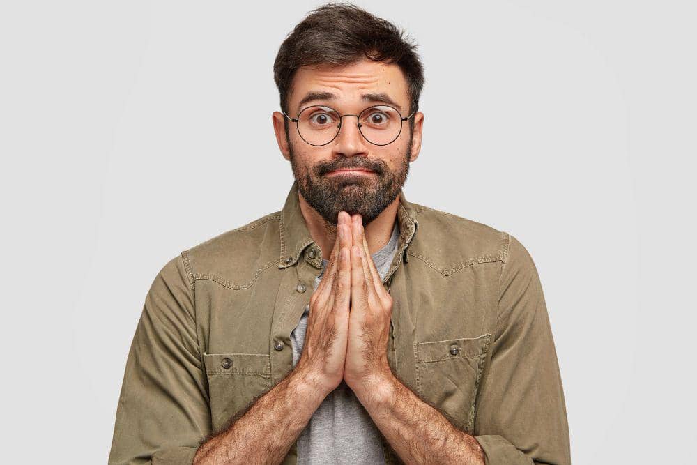 ilustrasi seorang pria memohon (freepik.com/wayhomestudio)