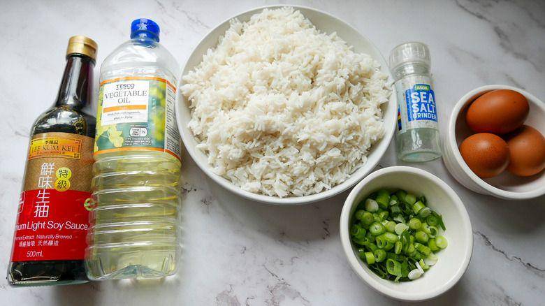 bahan nasi goreng (mashed.com)