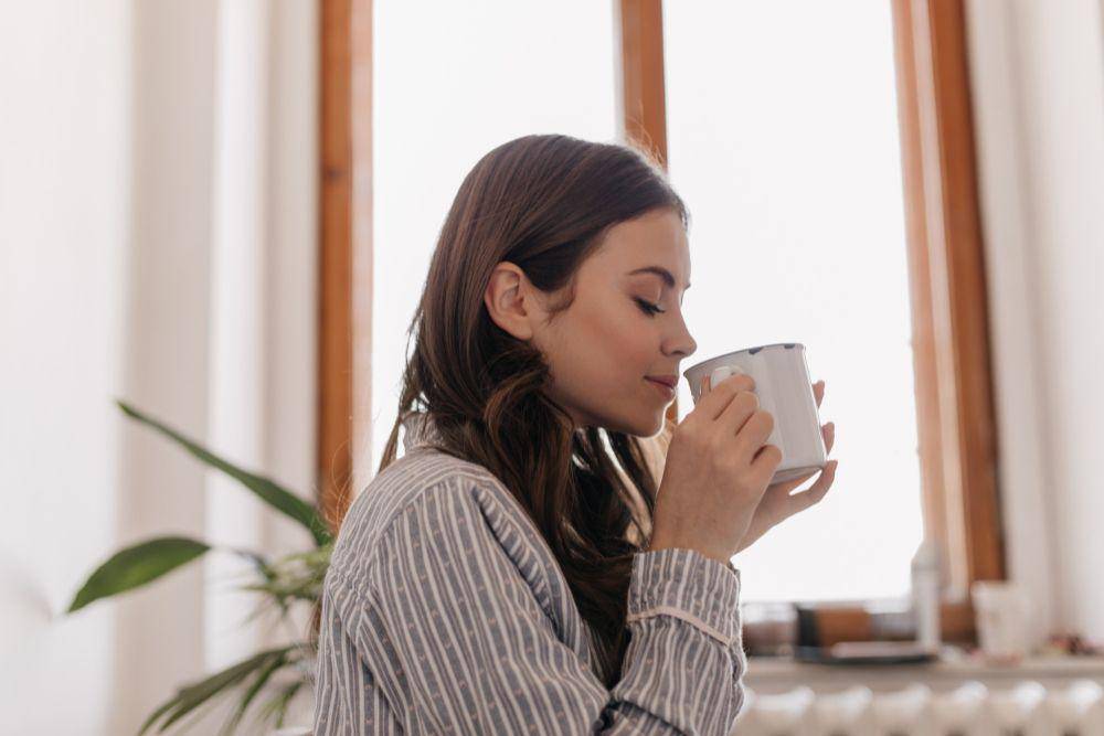 ilustrasi orang minum teh (Pexels.com/lookstudio)