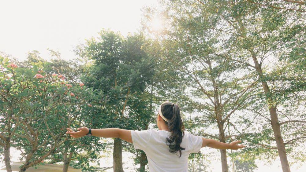 ilustrasi perempuan sedang menikmati udara segar (unsplash.com/Gading Ihsan)