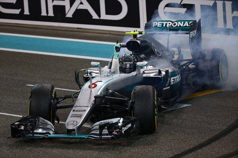 Nico Rosberg merayakan gelar juara dunia pertamanya pada 2016 (autosport.com)