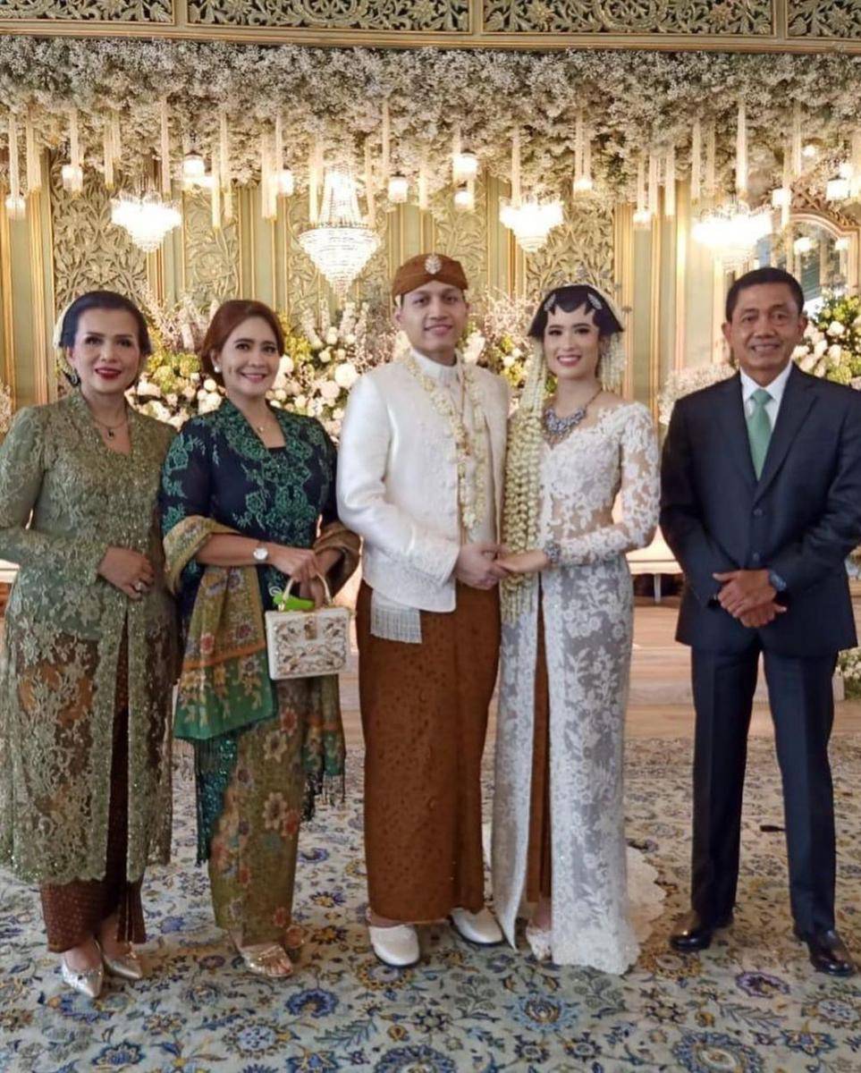 Kebaya Coreta Louise (instagram.com/coreta_louise)