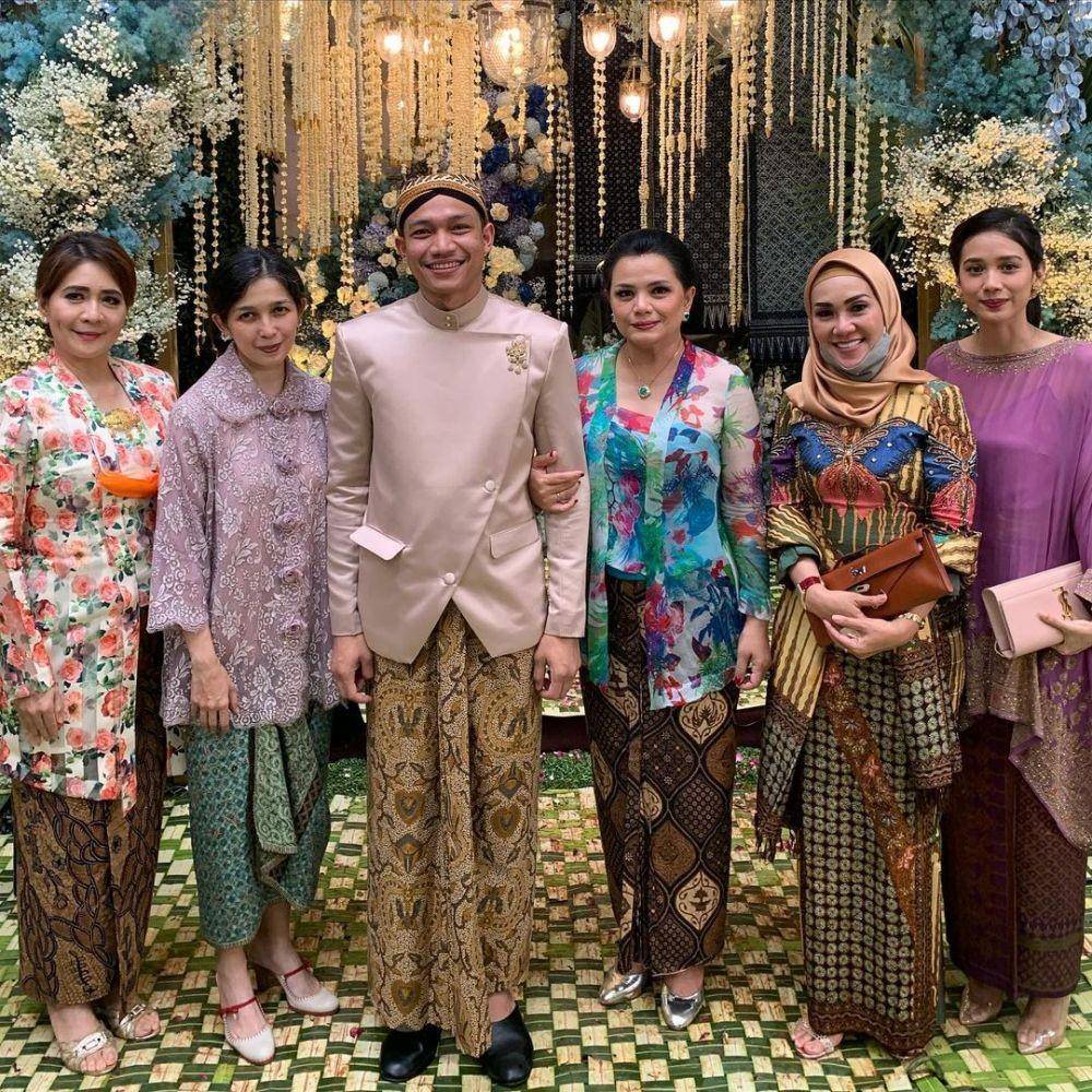Kebaya Coreta Louise (instagram.com/coreta_louise)