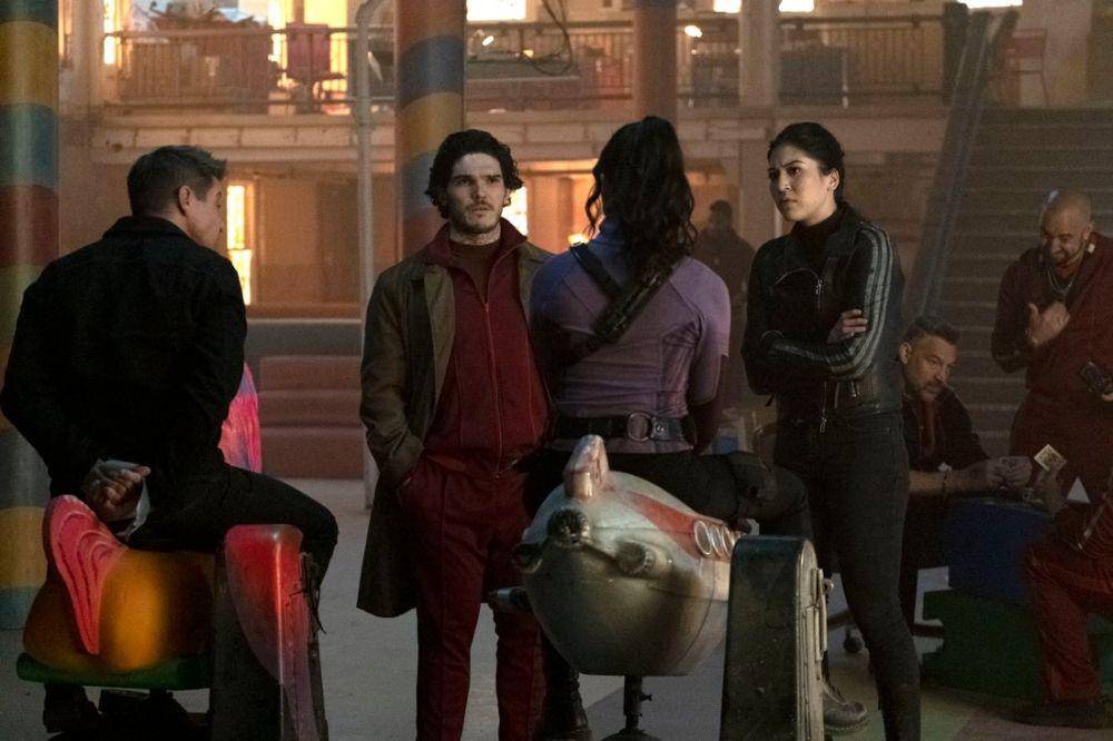 Jeremy Renner, Fra Fee, Hailee Steinfeld, dan Alaqua Cox di serial Hawkeye (dok. Disney+)