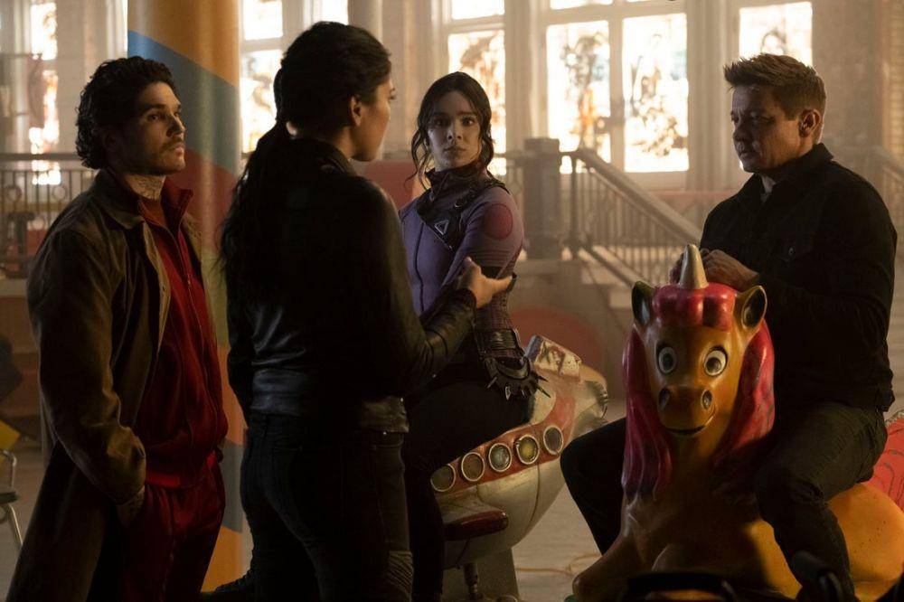 Fra Fee, Hailee Steinfeld, Alaqua Cox, dan Jeremy Renner di serial Hawkeye (dok. Disney+)