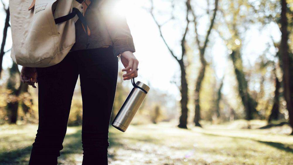 ilustrasi memegang botol minum reusable (unsplash.com/Bluewater Sweden)