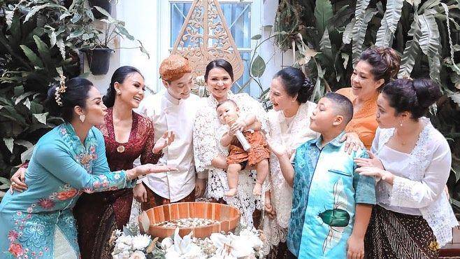 9 Potret Prosesi Tedak Siten Keponakan Yuni Shara dan Krisdayanti