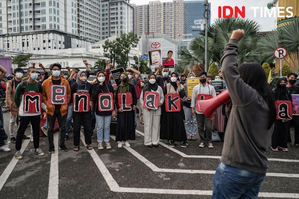 Aksi peringatan Hari HAM Internasional 2021 di Kota Medan, Sumatra Utara, Jumat (10/12/2021). (IDN Times/Prayugo Utomo)